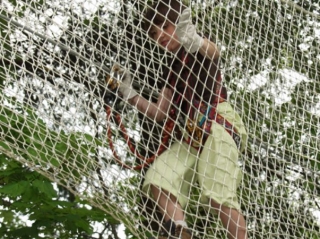 Enfant dans le parcours jaune